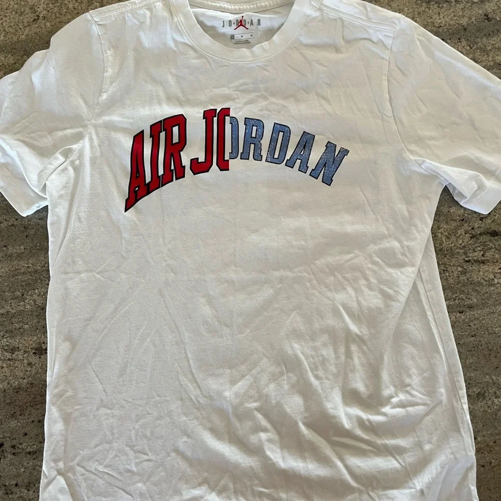 Air Jordan Mens Medium White Short Sleeve Crew Neck Lightweight UNC Bulls shirt